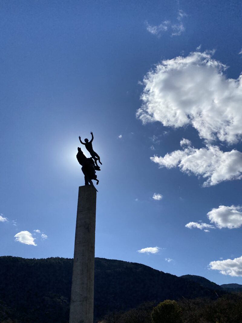 彫刻の森美術館にあるオブジェの写真。天気が良い日に気持ちがいい。