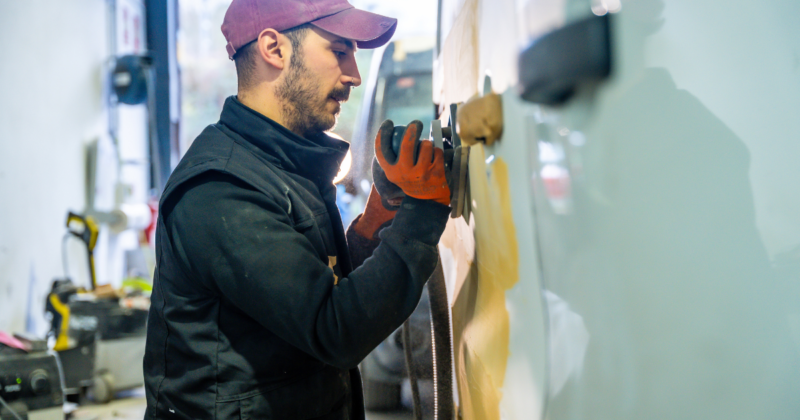 板金工場でのへこみ修理作業