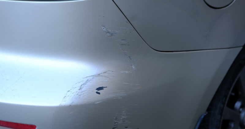 駐車中の当て逃げをドライブレコーダーの駐車監視機能で記録するイメージ