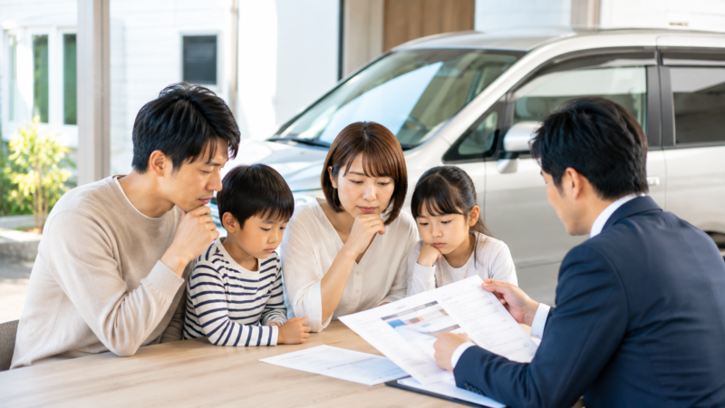 車検前に買い替えタイミングを家族で相談するイメージ