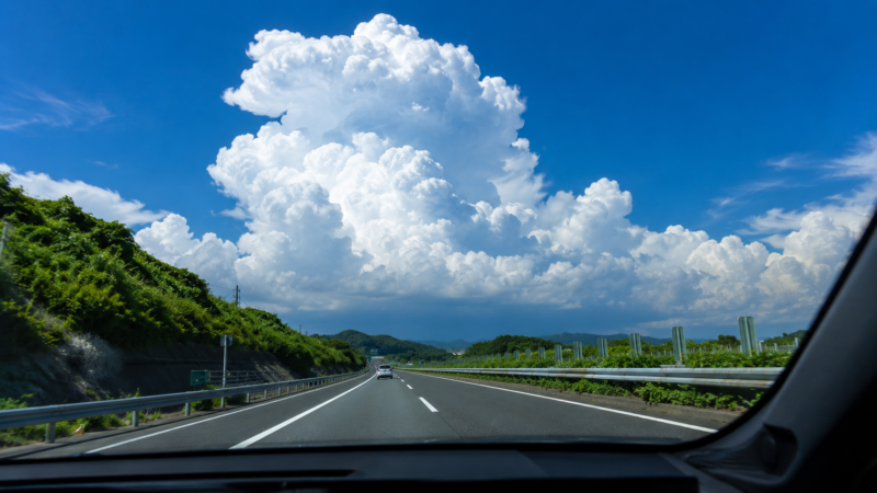 車内から見た、夏の入道雲と高速道路